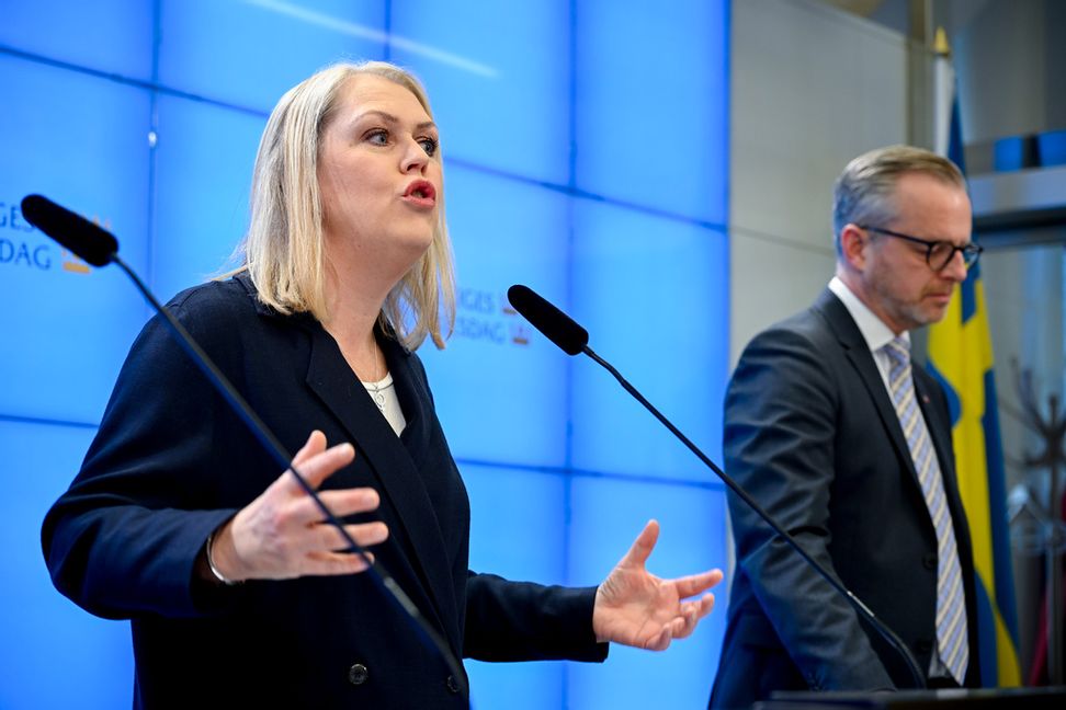 Lena Hallengren (S), Socialdemokraternas gruppledare i riksdagen, och Mikael Damberg (S), ekonomiskpolitisk talesperson, håller en pressträff där Socialdemokraterna presenterar en budgetnyhet. Foto: Anders Wiklund/TT