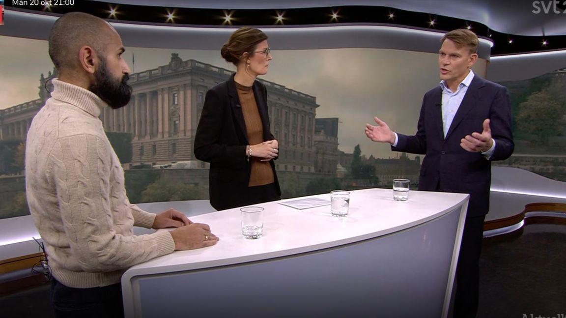 Hanif Bali och PM Nilsson debatterar i Aktuellt. Skillnaden handlade om syn på kultur, inte om deras klädsel. Skärmdump från SVT