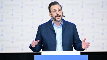 Partiledaren Muharrem Demirok har menat att mäns våld mot kvinnor inte kan accepteras. Foto: Henrik Montgomery/TT