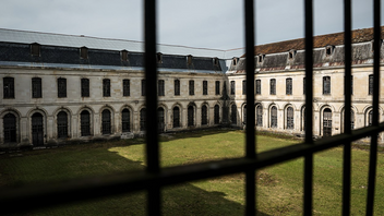 Vad sägs om att vi låser in hela befolkningen, bara för att vara på den säkra sidan? Sisten in kastar sedan ut nyckeln genom gallret. Foto: Thomas Salva, Lumento, CC BY 4.0, via Wikimedia Commons