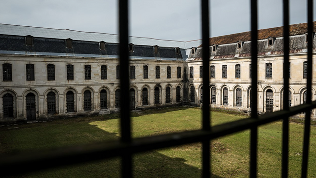 Vad sägs om att vi låser in hela befolkningen, bara för att vara på den säkra sidan? Sisten in kastar sedan ut nyckeln genom gallret. Foto: Thomas Salva, Lumento, CC BY 4.0, via Wikimedia Commons