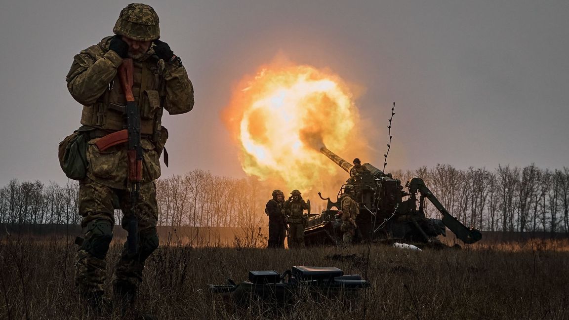 Ukrainsk soldat som beskjuter ryska mål i Bakhmut. Foto: Libkos/AP/TT