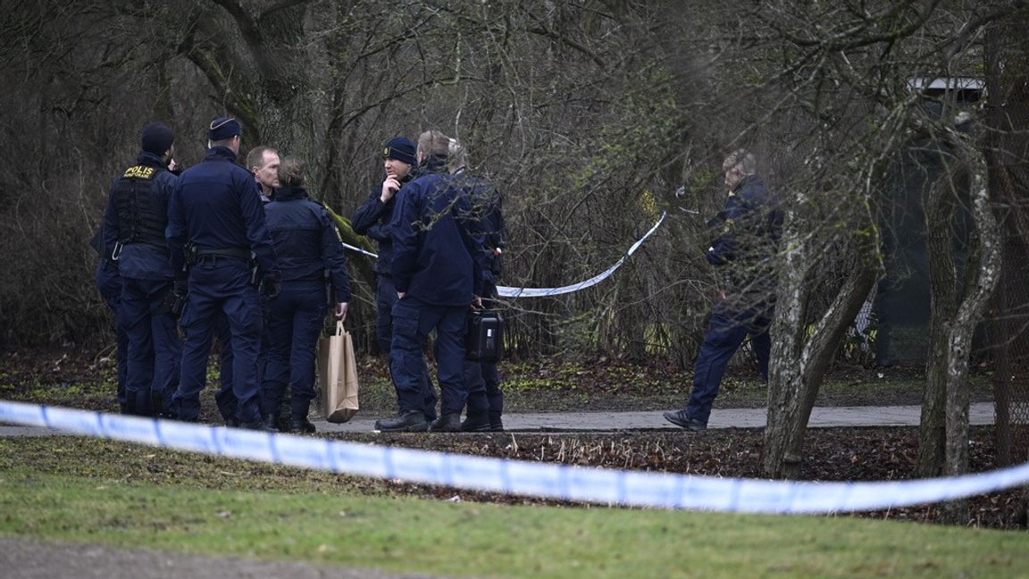 Polisen spärrade av en park och en gångbana sedan två män hittats skadade på fredagen. Foto: Johan Nilsson/TT