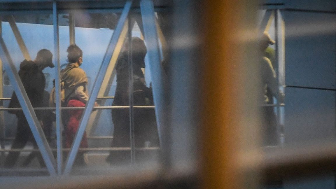Tre IS-kvinnor hoch åtta barn hemmahörande i Sverige som utvistats från självstyret i nordöstra Syrien landade på Arlanda på torsdagskvällen. Foto: Fredrik Sandberg/TT 