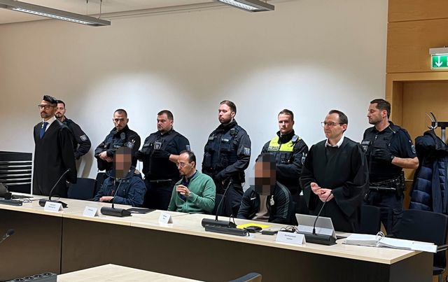 Rättegången mot två män som skulle skjuta tio personer i Sveriges riksdag inleddes på fredagen i Thüringer Oberlandesgericht i Jena Längst till vänster Ashraf Abouzeid, advokat och bredvid honom en av de anklagade Mannen i mitten är tolk. Den andra anklagade och bredvid honom hans advokat Alexander Giehler. Foto: Boel Holm/TT