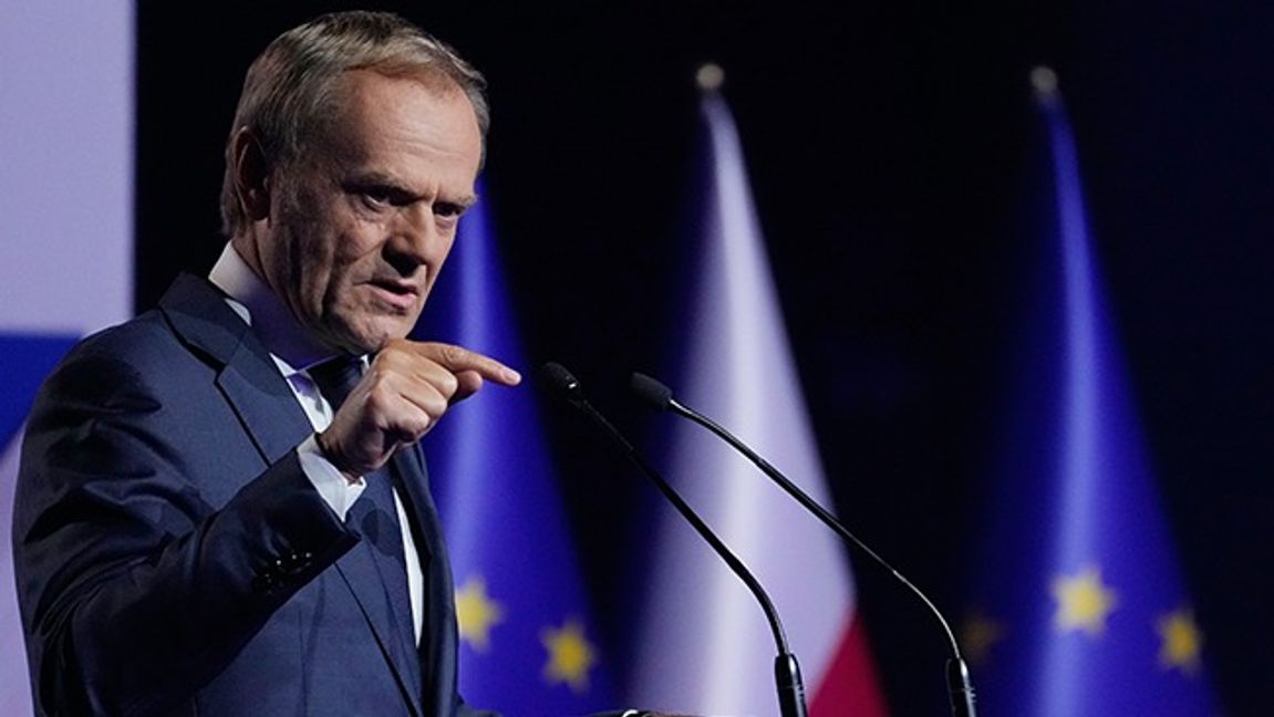 Donald Tusk håller tal på en partikonferens i Warszawa. Foto: Czarek Sokolowski/AP/TT.