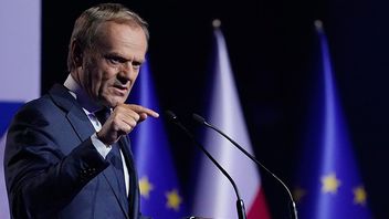 Donald Tusk håller tal på en partikonferens i Warszawa. Foto: Czarek Sokolowski/AP/TT.