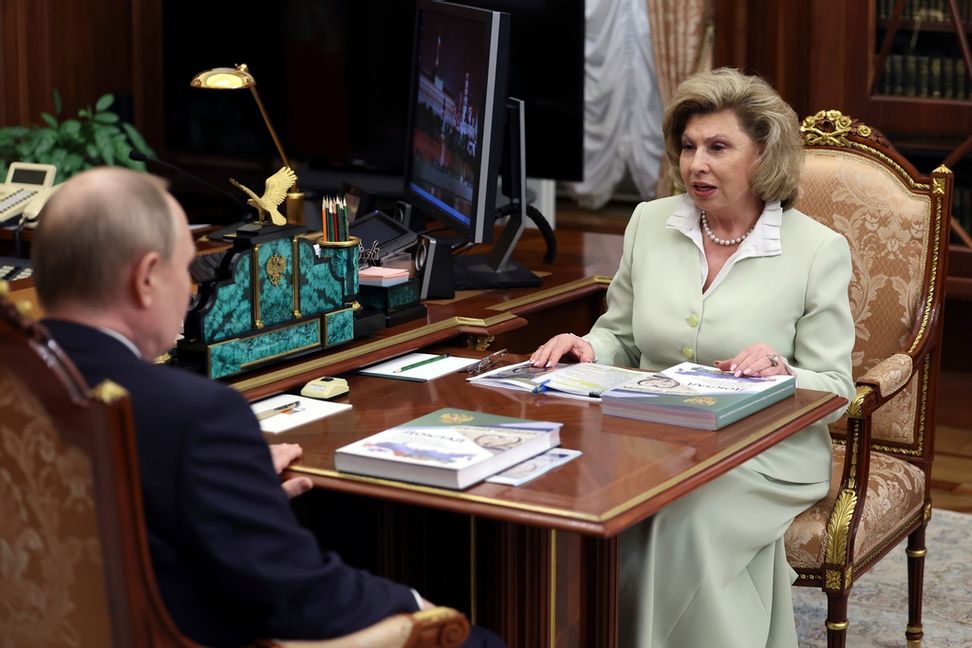 Rysslands människorättskommissionär Tatjana Moskalkova under ett möte med president Vladimir Putin i fjol. Foto: Alexander Kazakov/AP/TT