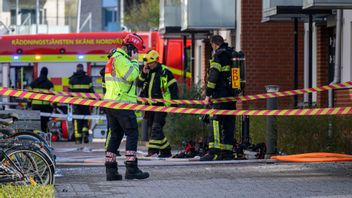 Polis och räddningstjänst på plats utanför lägenheten där en brand bröt ut tidigare på tisdagsmorgonen. Foto: TT