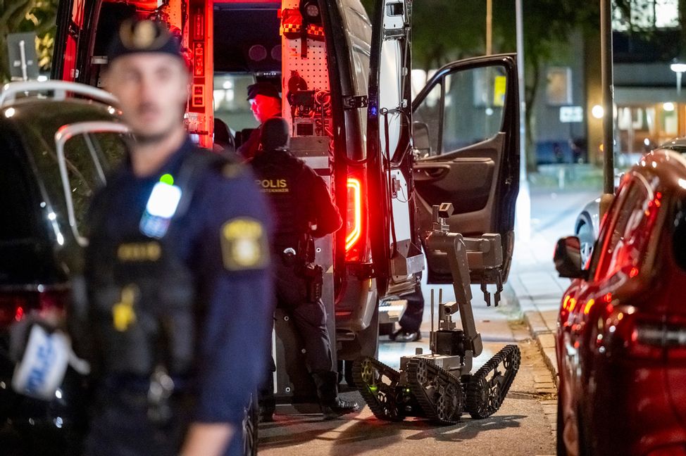 Polisens bombrobot på plats vid ett flerfamiljshus i Rosengård. Foto: Johan Nilsson/TT