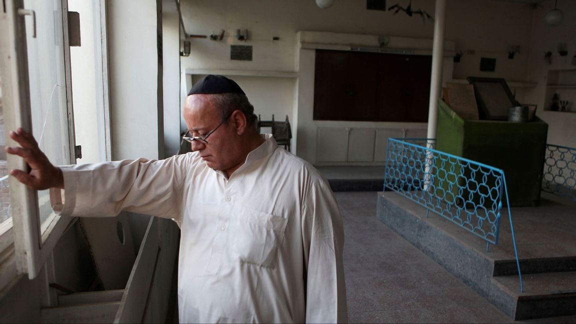 In this Aug. 29, 2009 file photo, Zebulon Simentov, the last known Jew living in Afghanistan, closes the window to the synagogue he cares for in his Kabul home. Simentov who prayed in Hebrew, endured decades of war as the country’s centuries-old Jewish community rapidly dwindled has left the country. The Taliban takeover in August, 2021, seems to have been the last straw. Photo: David Goldman/AP/TT