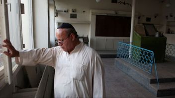 In this Aug. 29, 2009 file photo, Zebulon Simentov, the last known Jew living in Afghanistan, closes the window to the synagogue he cares for in his Kabul home. Simentov who prayed in Hebrew, endured decades of war as the country’s centuries-old Jewish community rapidly dwindled has left the country. The Taliban takeover in August, 2021, seems to have been the last straw. Photo: David Goldman/AP/TT