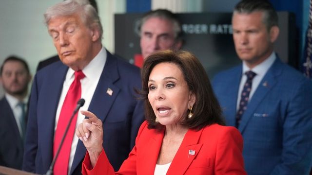 Jeaninne Pirro, federal chefsåklagare i Washington DC, och en av Donald Trumps personliga favoriter, håller ett anförande inför pressen i Vita huset. Foto:A 