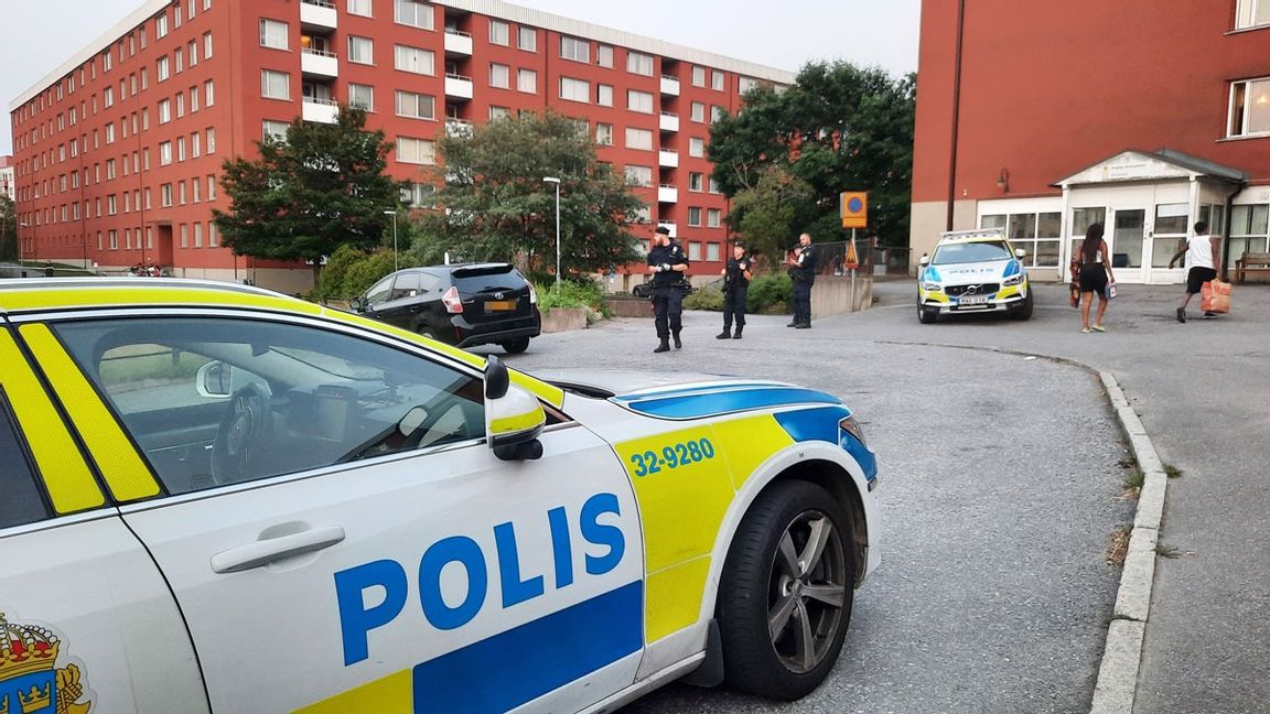 Polis på plats i Visättra efter skotten. Foto: Johan Jeppsson/TT