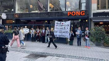 Palestinademonstranter framför Hillelskolan i Stockholm i går