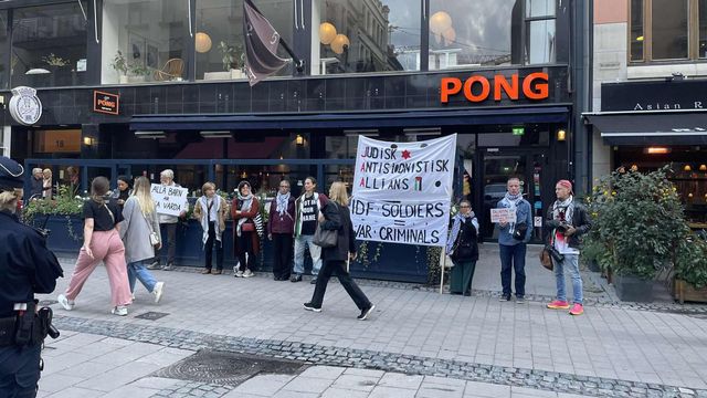 Palestinademonstranter framför Hillelskolan i Stockholm i går