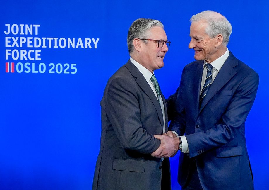 JEF är ett från början brittiskt initiativ, så premiärminister Keir Starmer är en självklar deltagare. Här välkomnas han av Jonas Gahr Støre i Oslo. Foto: Lise Åserud/NTB/TT