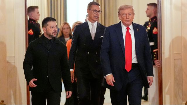 Från vänster: Ukrainas president Volodymyr Zelenskyj, Finlands president Alexander Stubb och USA:s president Donald Trump går genom Vita huset i Washington DC den 18 augusti 2025. Foto: AP Photo/Alex Brandon 