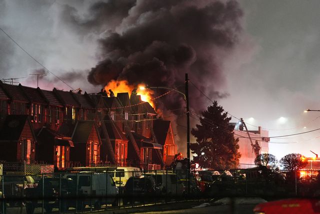 Rök och eldsflammor över området där planet störtade. Foto: Matt Rourke/AP/TT