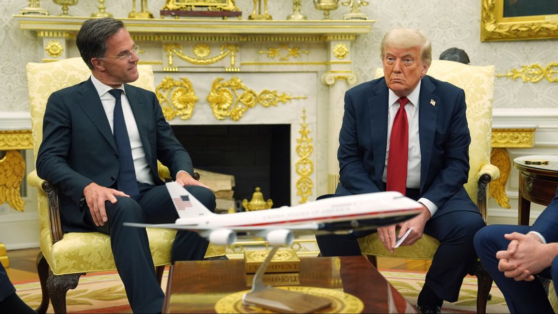 USA:s president Donald Trump tillsammans med Natos generalsekreterare Mark Rutte inför deras möte i Vita huset på måndagen. Foto: Evan Vucci/AP/TT
