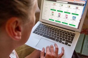 E-handeln backade förra månaden. Arkivbild. Foto: Martina Holmberg/TT