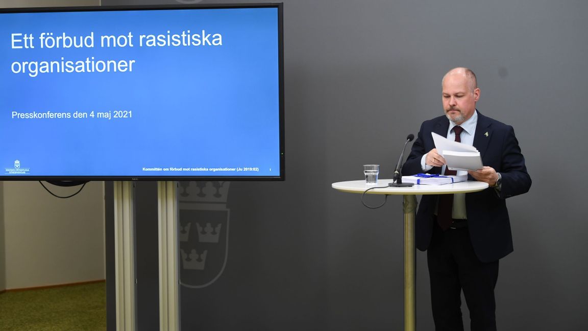 Justitieminister Morgan Johansson (S) tar emot Kommittén om förbud mot rasistiska organisationers betänkande. Foto: Fredrik Sandberg/TT.
