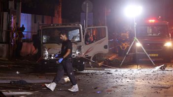 Israelisk polis i arbete på platsen i Tel Aviv där en man dog i en explosion på söndagskvällen. Mannen misstänks enligt israelisk polis ha burit en sprängladdning i syfte att begå terrordåd. Foto: Moti Milrod/AP/TT