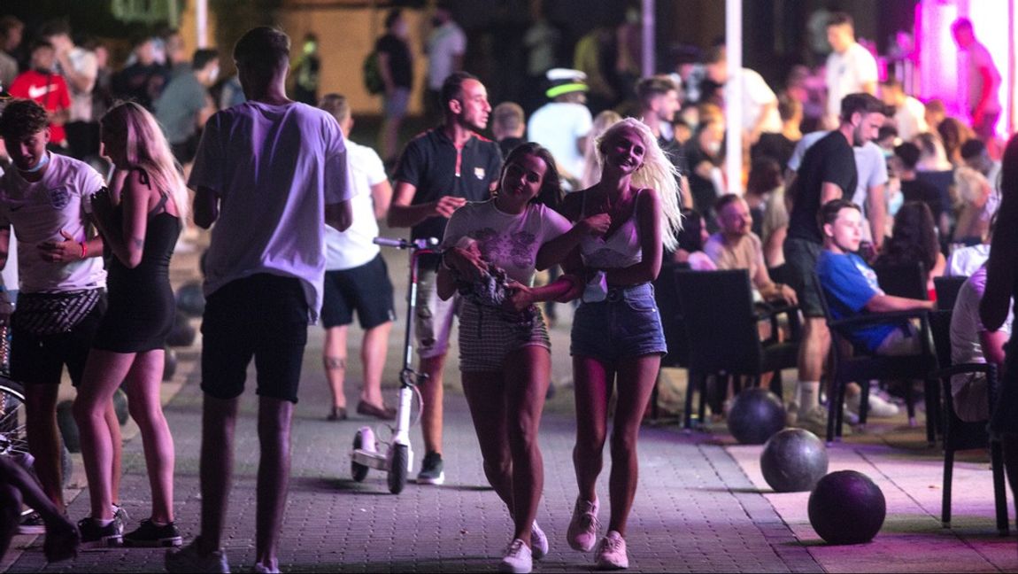 Glada turister i Magaluf på Mallorca, en av de spanska öar som omfattas av de skärpta reglerna kring festande. Foto: Joan Mateu/AP/TT