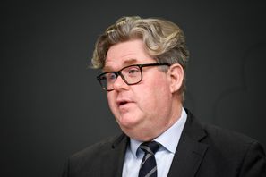 Justitieminister Gunnar Strömmer (M) föreslår stärkt skydd för offentliga tjänstemän i en proposition. Arkivbild. Viktoria Bank/TT