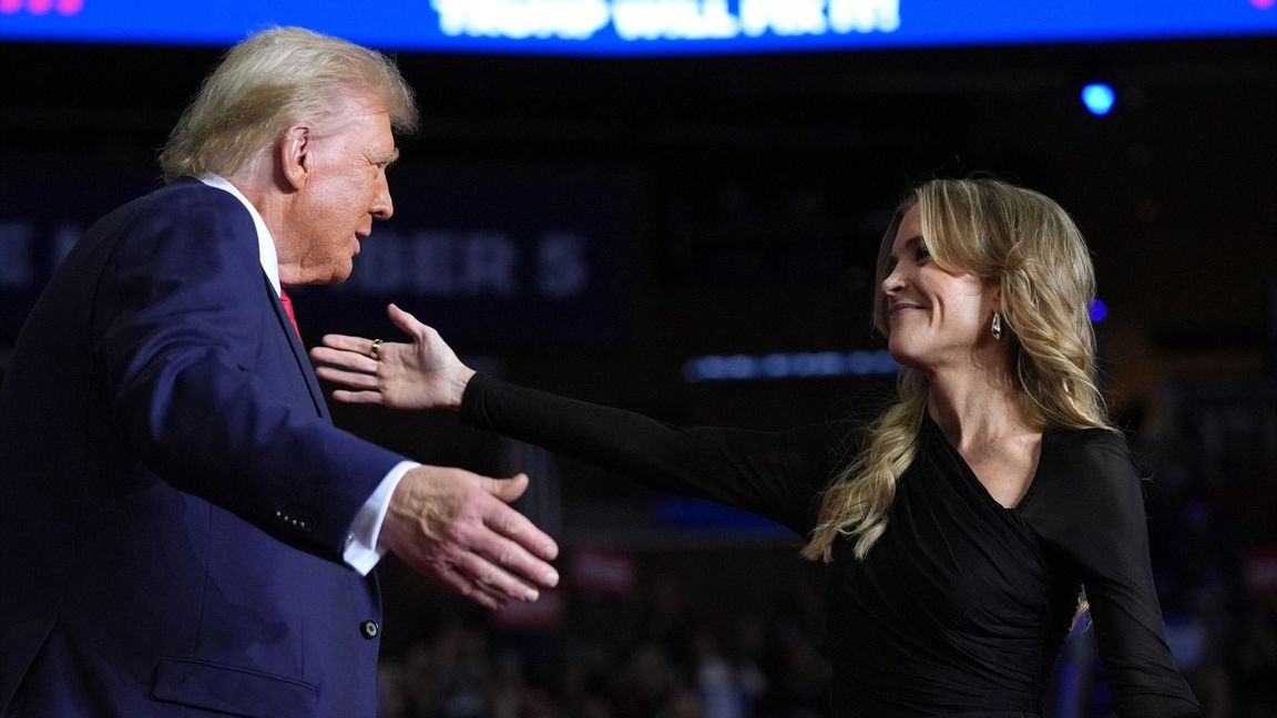 Donald Trump och Megyn Kelly under kampanjmötet i Pittsburgh, Pennsylvania. Foto: Evan Vucci/AP/TT