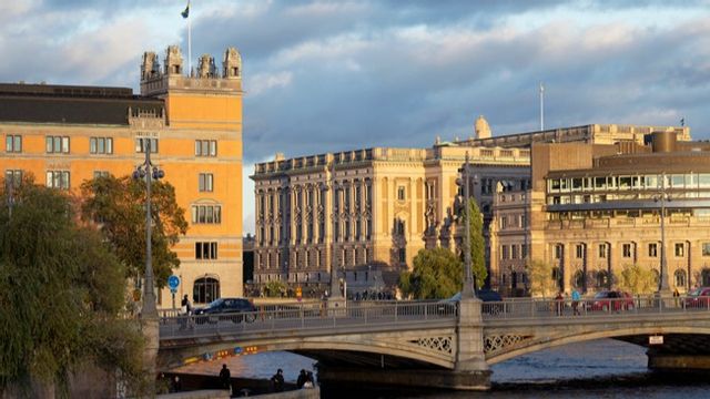 Regeringskansliet Rosenbad och Sveriges riksdag. Foto: Fredrik Sandberg/TT