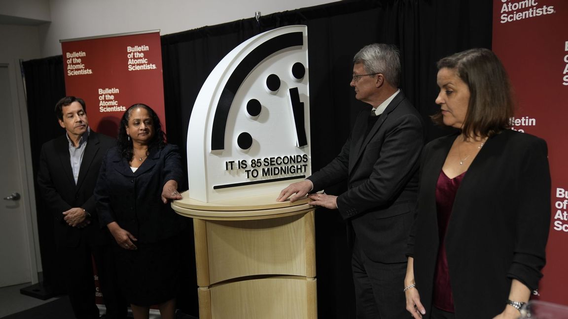 Domedagsklockan flyttar sig närmare midnatt. Foto: Pablo Martinez Monsivais/AP/TT