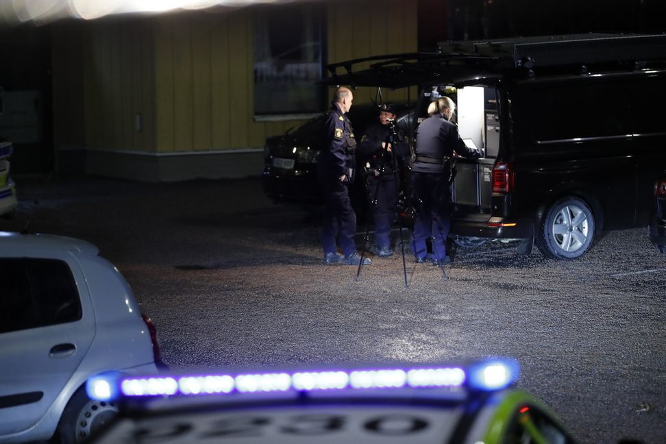Kriminaltekniker arbetar vid ett hus i Märsta norr om Stockholm efter skottlossning mot en lägenhetsdörr. Caisa Rasmussen/TT