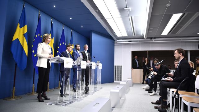 Statsminister Ulf Kristersson (M), energi- och näringsminister Ebba Busch (KD), arbetsmarknads- och integrationsminister Johan Pehrson (L) samt Sverigedemokraternas partiledare Jimmie Åkesson (SD) håller pressträff. Foto: Caisa Rasmussen/TT 