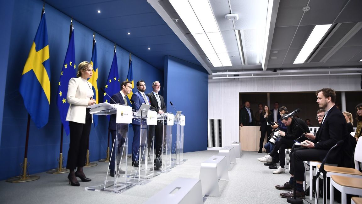 Statsminister Ulf Kristersson (M), energi- och näringsminister Ebba Busch (KD), arbetsmarknads- och integrationsminister Johan Pehrson (L) samt Sverigedemokraternas partiledare Jimmie Åkesson (SD) håller pressträff. Foto: Caisa Rasmussen/TT