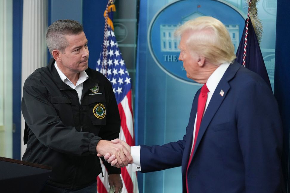 President Donald Trump skakar hand med transportministern Sean Duffy. Arkivbild. Foto: Jacquelyn Martin/AP/TT