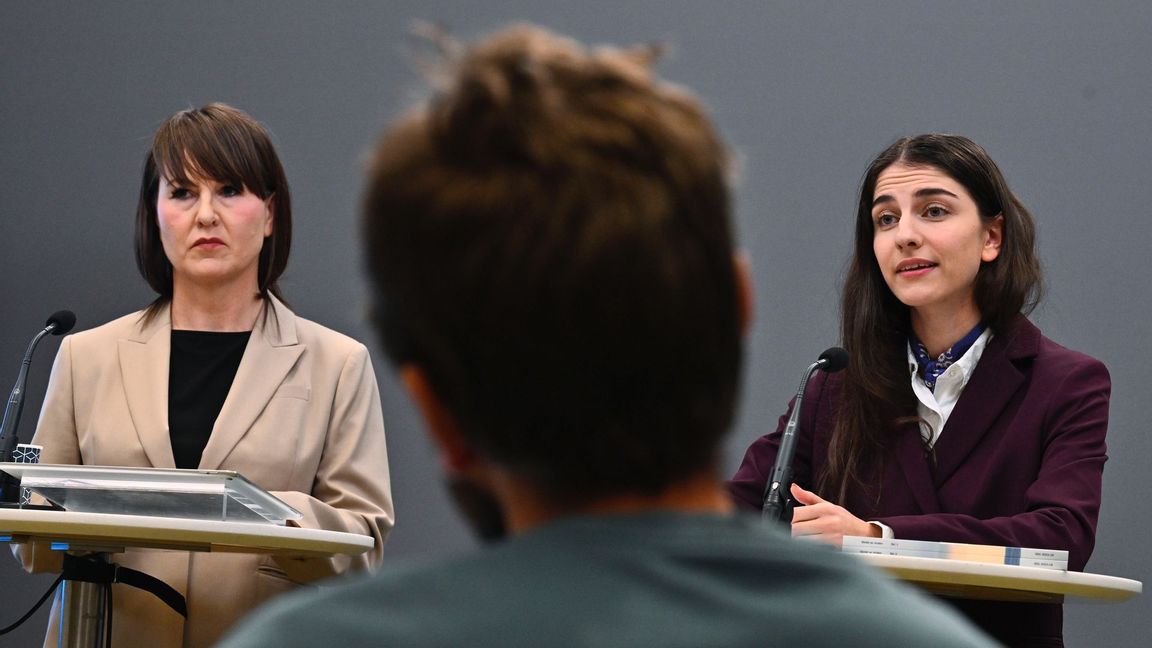 Det skiljer mer än en meter mellan utredaren Ulrika Liljeberg och klimatminister Romina Pourmokhtari. I alla fall i sakfrågan. Foto: Claudio Bresciani/TT.