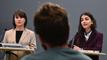 Det skiljer mer än en meter mellan utredaren Ulrika Liljeberg och klimatminister Romina Pourmokhtari. I alla fall i sakfrågan. Foto: Claudio Bresciani/TT.