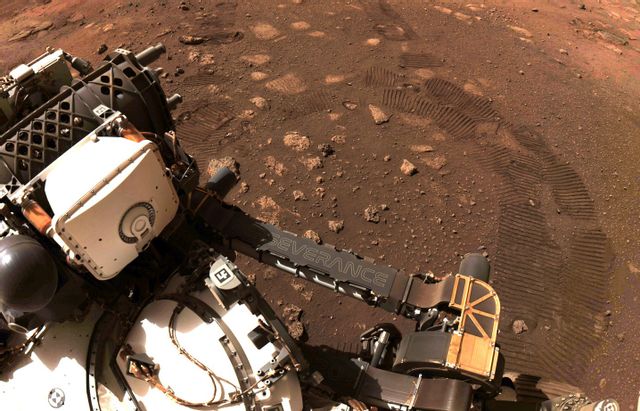Perseverance fotograferar sina egna hjulspår under den första korta turen på Mars. Foto: Nasa/AP/TT