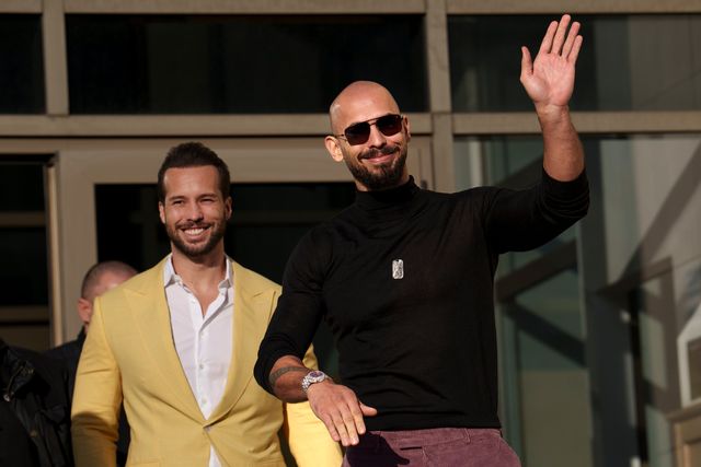 Andrew Tate (till höger) och hans bror Tristan lämnar domstolen i Bukarest. Vadim Ghirda/AP/TT