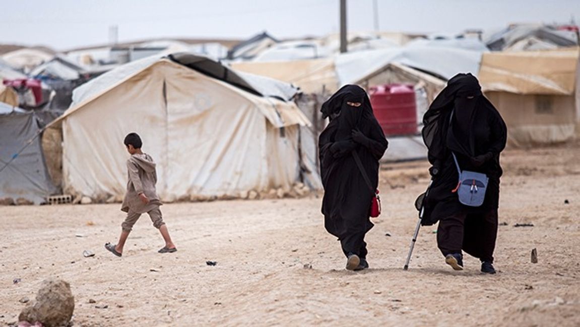 Två kvinnor vandrar i fånglägret al-Hol, som hushåller 60 000 flyktingar, inklusive familjer till IS-medlemmar. Foto: Baderkhan Ahmad/AP/TT