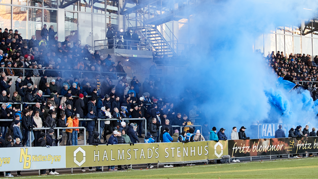 Genrebild från en match mellan Halmstads BK och IF Elfsborg där bengalisk eld tänts på läktaren. Polisen arbetar både uniformerat och civilklätt vid fotbollsmatcher för att förebygga supportervåld. Foto: Anders Bjurö/TT