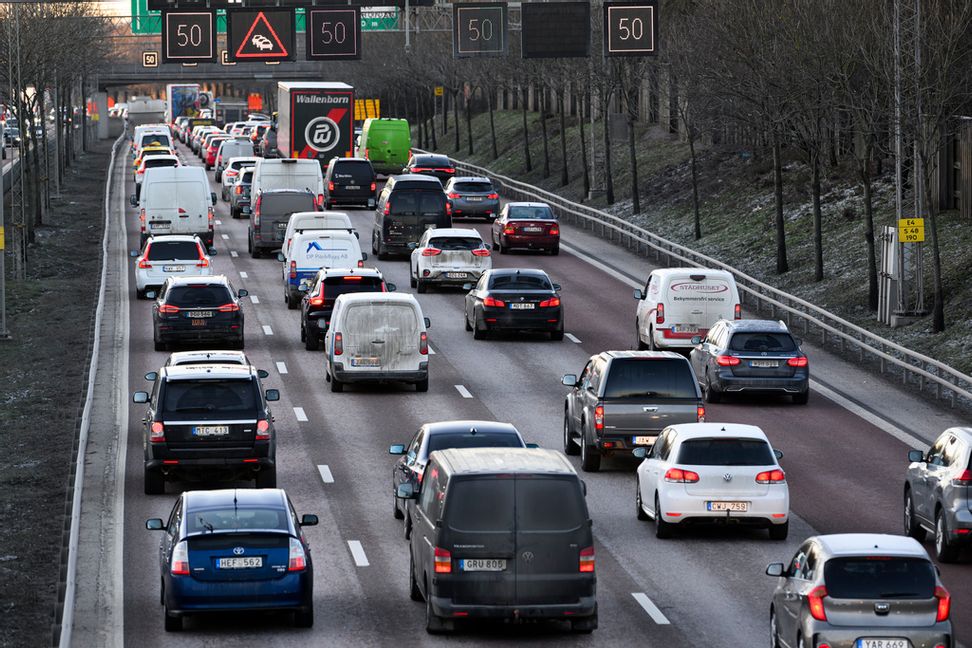 Regeringen satsar miljarder på att sänka skatten på bensin och diesel nästa år. Arkivbild. Foto: Henrik Montgomery/TT