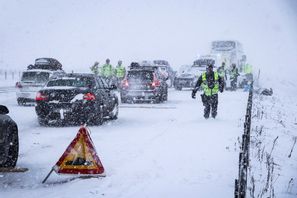 Ett stort antal bilar var involverade i krocken på E4 norr om Uppsala på lördagsförmiddagen. Utryckning Uppsala/TT