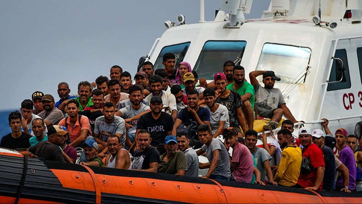 Båtflyktingar räddade av Italiens kustbevakning anländer Lampedusa 2022. Foto: Francisco Seco/AP/TT