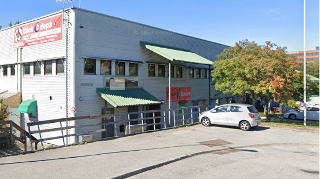 De tre männen hittades allvarligt stickskadade utanför en restaurang i Kista tidigt på lördagsmorgonen. Foto: Google