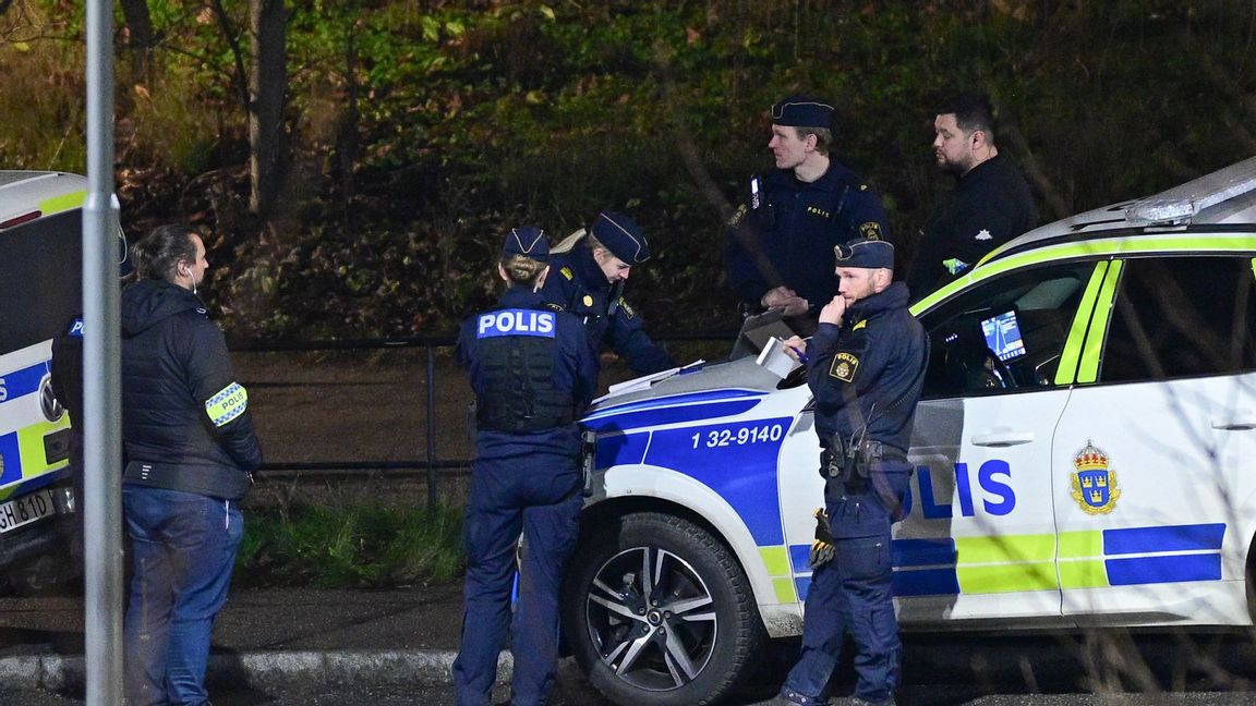 Polis på plats i Gröndal i södra Stockholm efter ett våldsdåd kopplat till gängkriminalitet på torsdagskvällen. Foto: Magnus Lejhall/TT