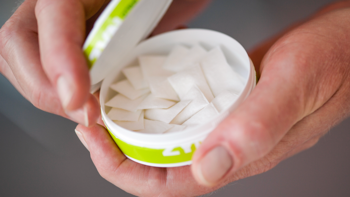 Genrebild. Det vita snuset ligger i riskzonen när EU pressas till att påskynda tobakslagstiftningen. Foto: Janerik Henriksson/TT