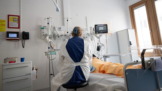 Genrebild. n sjuksköterska vid en patients sjuksäng på en canceravdelning på Karolinska universitetssjukhuset i Solna. Genrebild. Foto: Fredrik Sandberg / TT