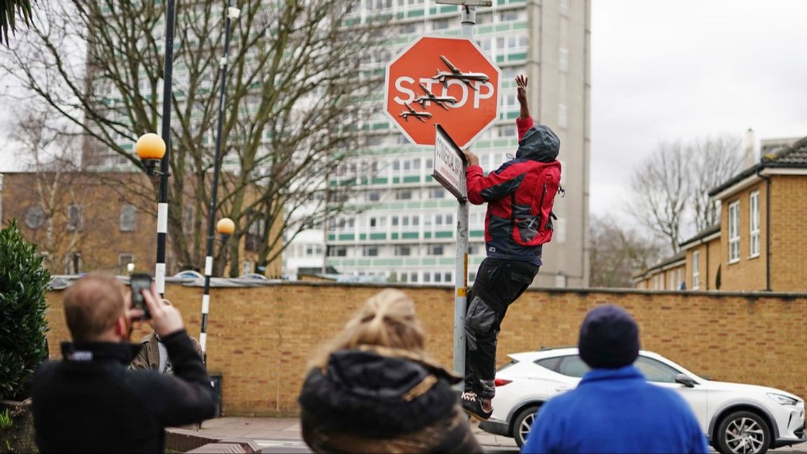 Tjuvarna monterade ner skylten kort efter att Banksy publicerat bilder på verket i fredags. Foto: AARON CHOWN/AP/TT